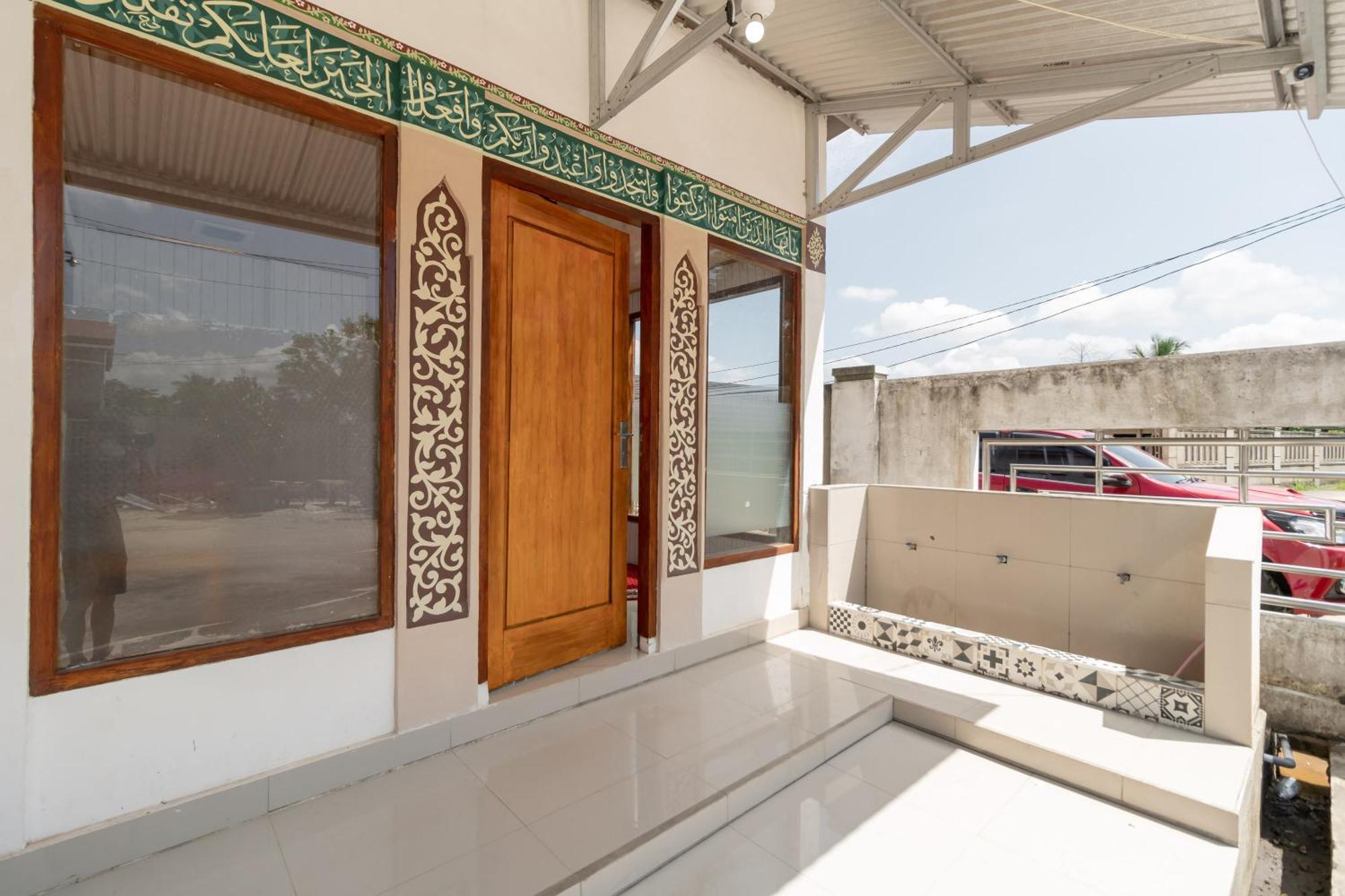 RedDoorz Syariah near Jakabaring Sport City Palembang Bagian luar foto