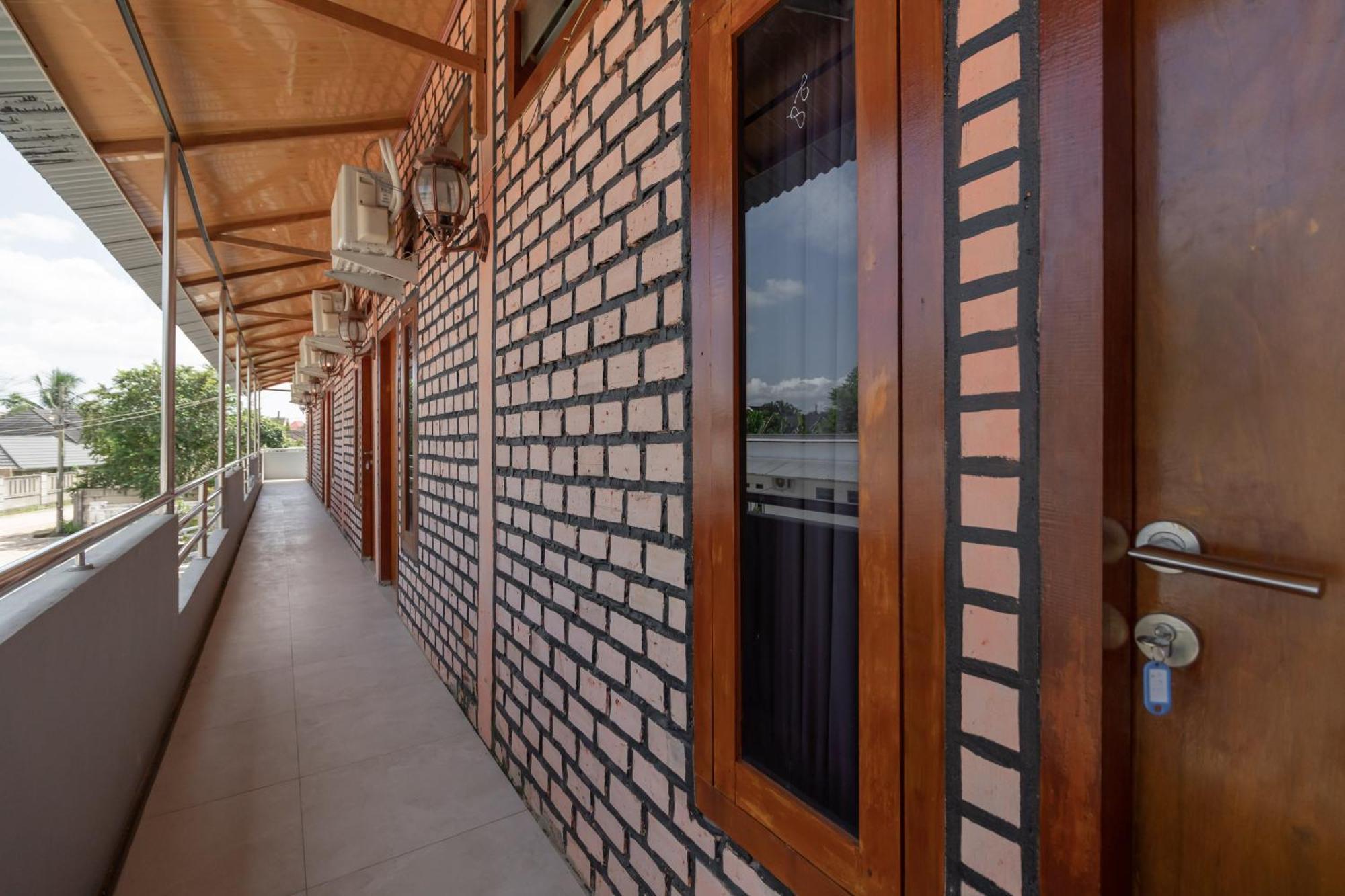 RedDoorz Syariah near Jakabaring Sport City Palembang Bagian luar foto