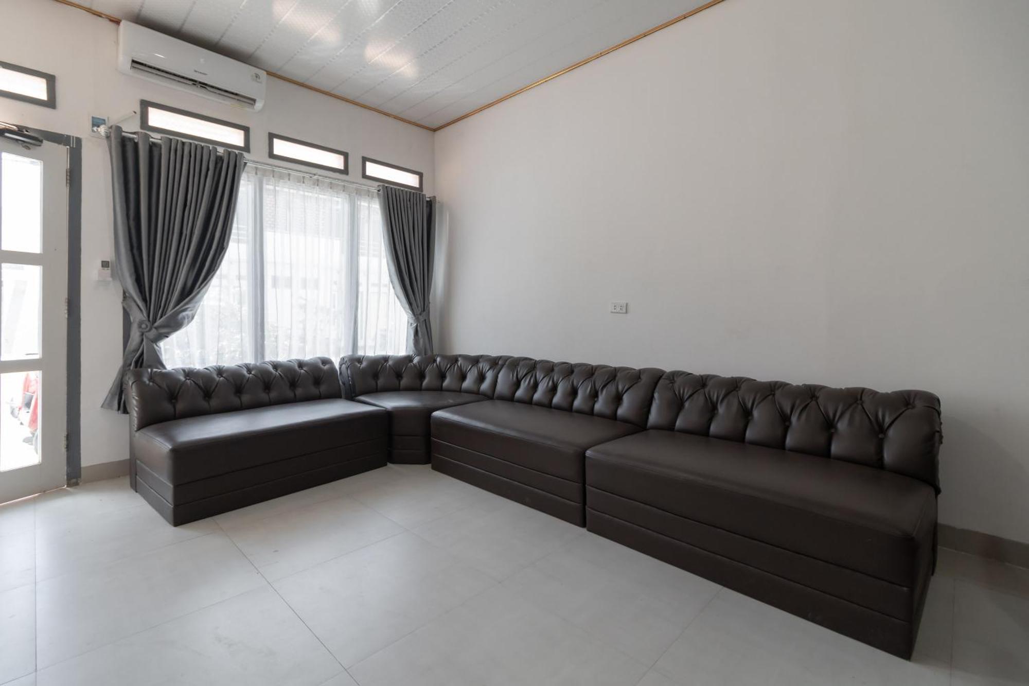 RedDoorz Syariah near Jakabaring Sport City Palembang Bagian luar foto