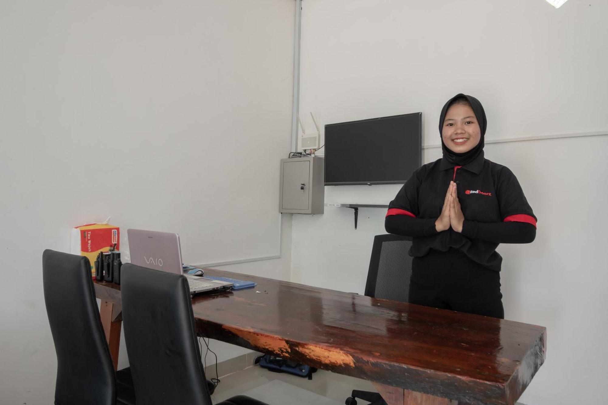 RedDoorz Syariah near Jakabaring Sport City Palembang Bagian luar foto
