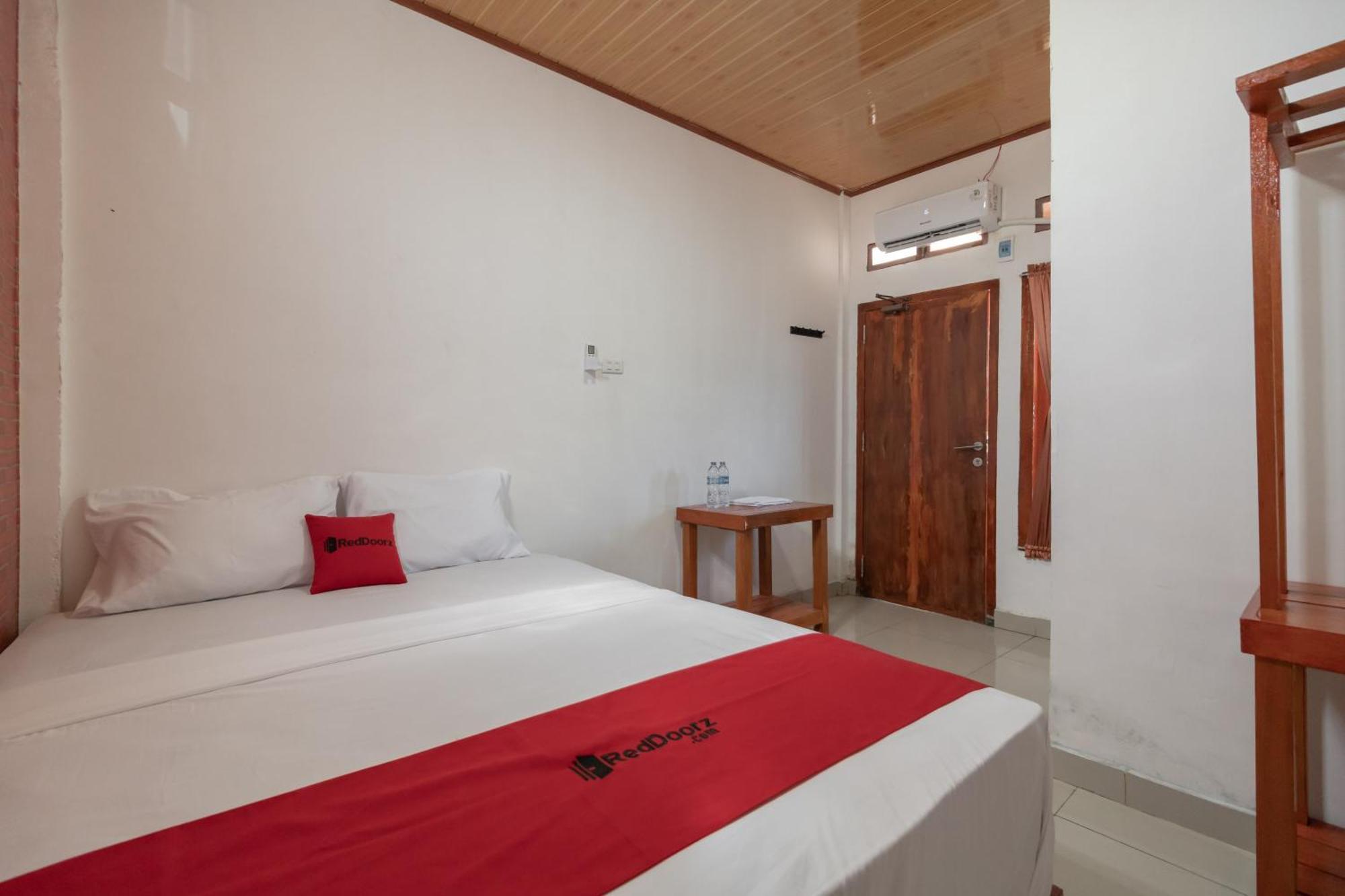 RedDoorz Syariah near Jakabaring Sport City Palembang Bagian luar foto